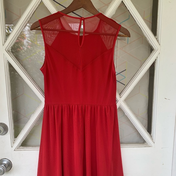 Vibrant red dress with peekaboo cutout - Picture 3 of 8